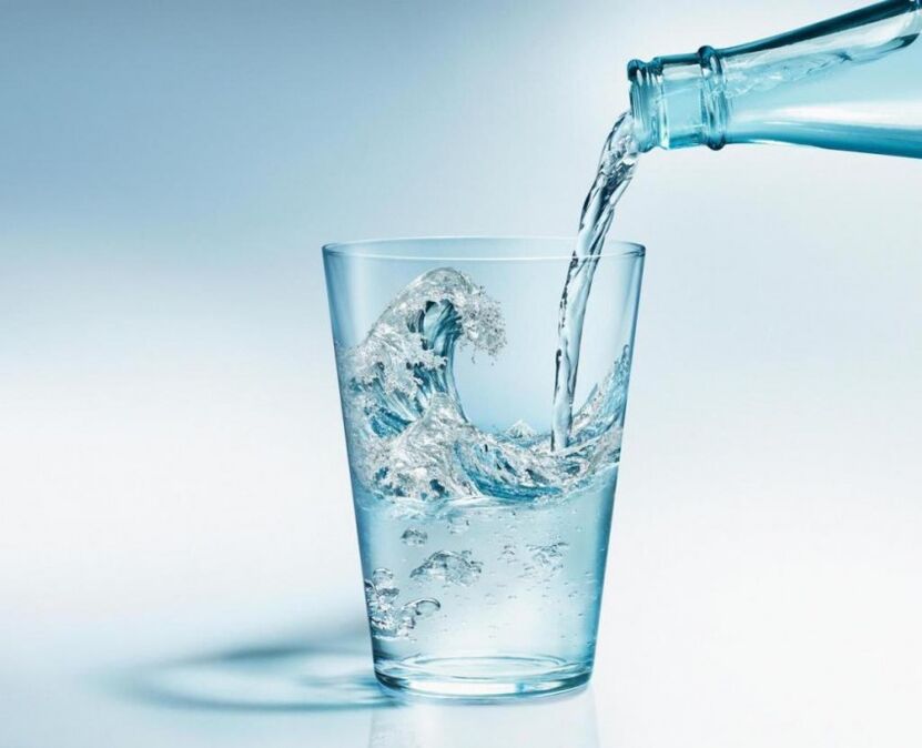 În timpul dietei de băut, trebuie să bei multă apă curată