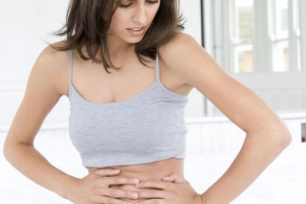 Durerea abdominală este unul dintre primele semne posibile ale pancreatitei. 