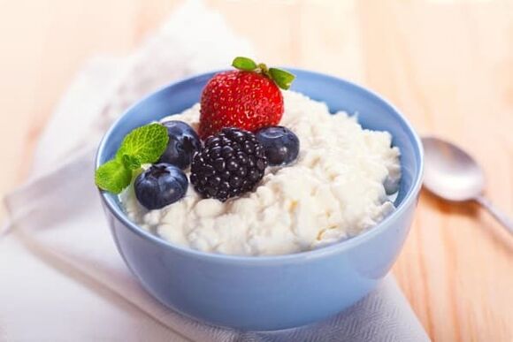 Brânză colibă ​​cu fructe